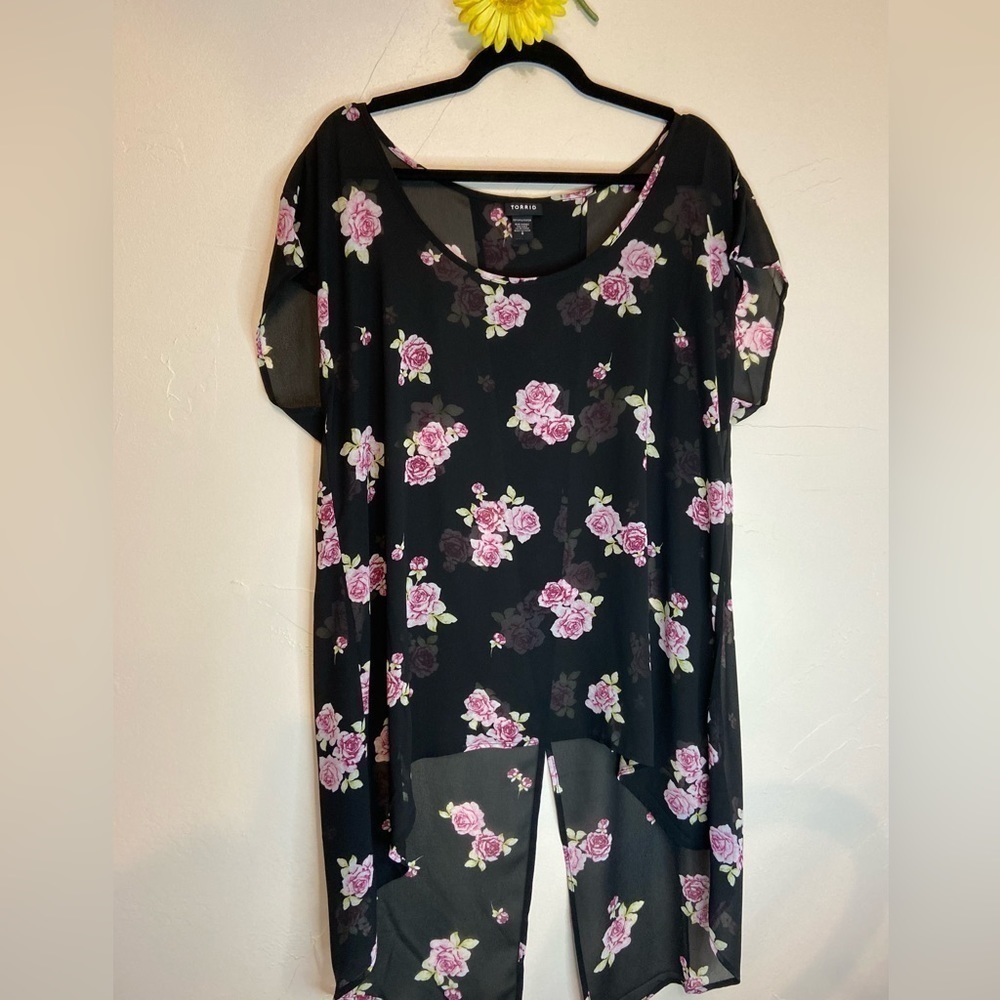 Torrid~Sheer Black Rose Detail~High-Low Criss-Cross Back~Short Sleeve~Size L